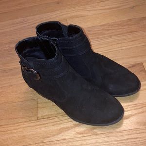 Womens black boots unisa size 7.5